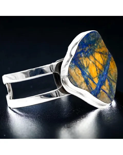 Bracciale in argento con azzurrite in matrica naturale.