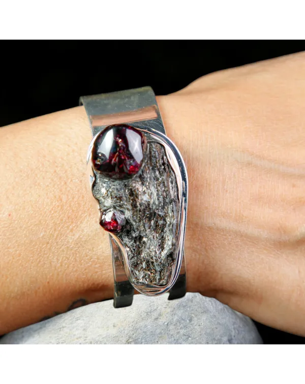 Bracciale a Fascia in Argento con Granato in Matri...