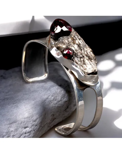 Bracciale a Fascia in Argento con Granato in Matrice.