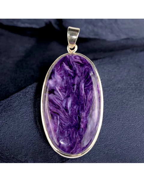 Eleganza Siberiana: Ciondolo in Argento con Charoite Naturale.