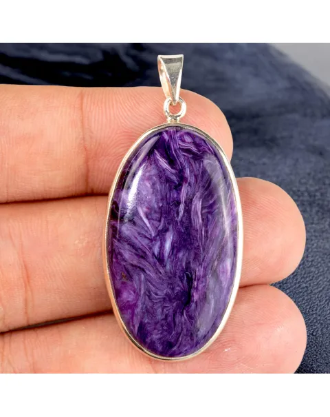 Eleganza Siberiana: Ciondolo in Argento con Charoite Naturale.
