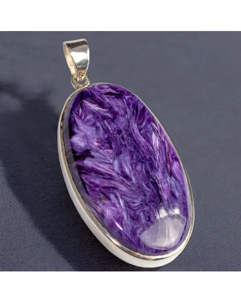 Eleganza Siberiana: Ciondolo in Argento con Charoite Naturale.