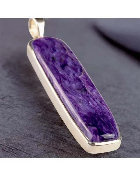 Gioiello di Trasformazione: Ciondolo in Argento con Charoite.