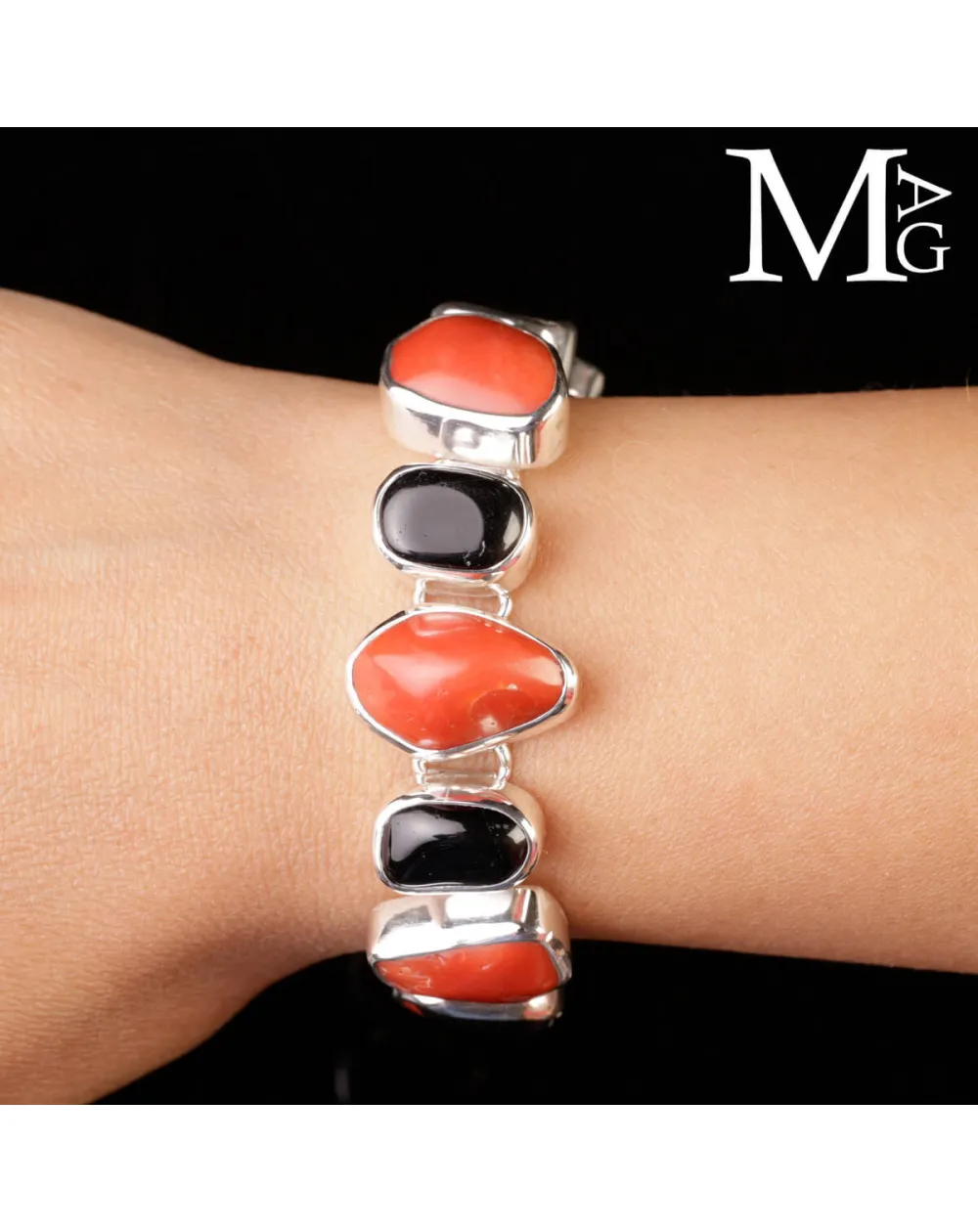 Bracciale in argento con corallo rosso e tormalina nera.