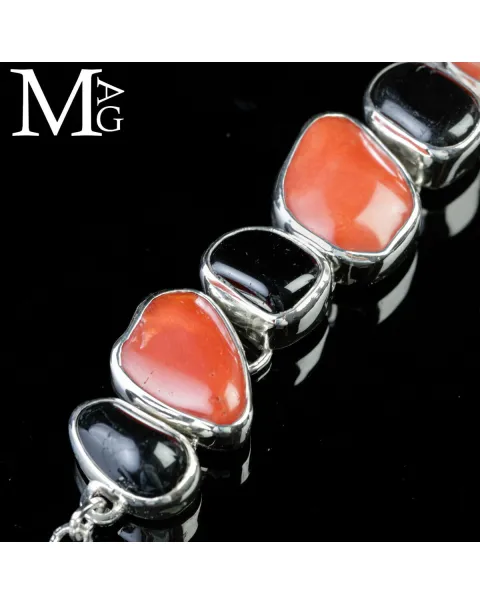 Bracciale in argento con corallo rosso e tormalina nera.