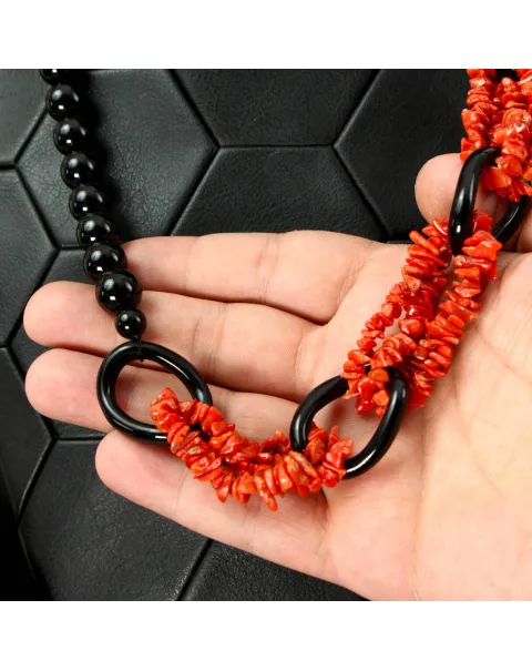 Collana in Corallo Rosso Mediterraneo e Onice Nero – Design a Catena.