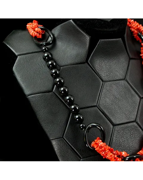 Collana in Corallo Rosso Mediterraneo e Onice Nero – Design a Catena.