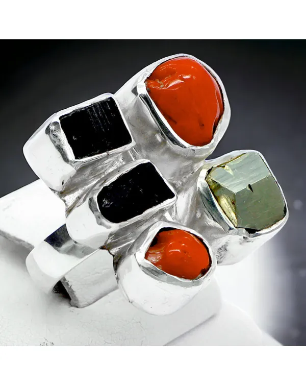 Anello in Argento: Audace Esplosione di Colori.