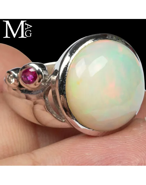 Anello in Argento con Grande Opale di Welo, Rubino e Diamantino.