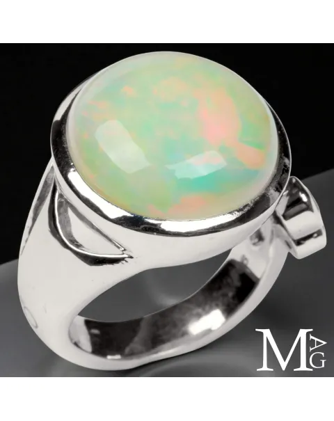 Anello in Argento con Grande Opale di Welo, Rubino e Diamantino.