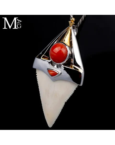 Pendente Unisex in Argento con Dente Naturale di Grande Squalo Bianco e Corallo Rosso.