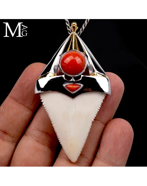 Pendente Unisex in Argento con Dente Naturale di Grande Squalo Bianco e Corallo Rosso.