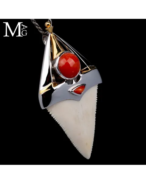 Pendente Unisex in Argento con Dente Naturale di Grande Squalo Bianco e Corallo Rosso.