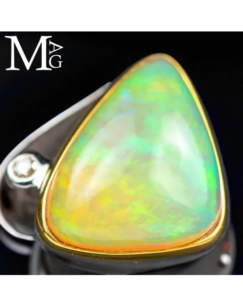 Anello in Argento Satinato con Opale Etiope, Bordatura Dorata e Diamantino.