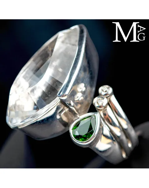 Anello in Argento con Quarzo Trasparente, Tsavorite e Diamantini.