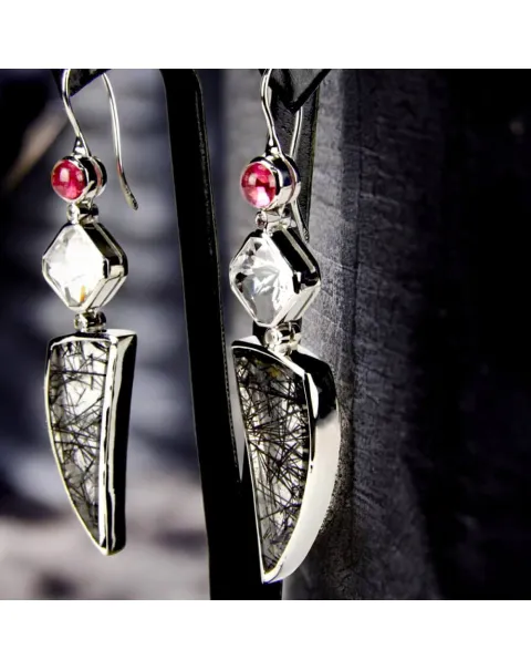 Orecchini con Tormalina Cabochon, Quarzo Ialino, Quarzo Tormalinato e Diamanti.