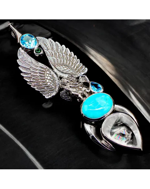 Ali di Luce: Ciondolo Angelico con Gemme Azzurre.