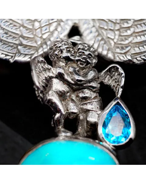 Ali di Luce: Ciondolo Angelico con Gemme Azzurre.