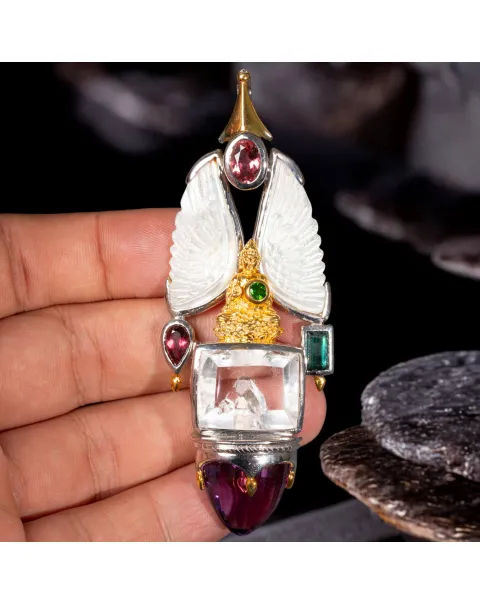 Amuleto Divino in Argento e Oro con Gemme Preziose e Icona del Buddha.