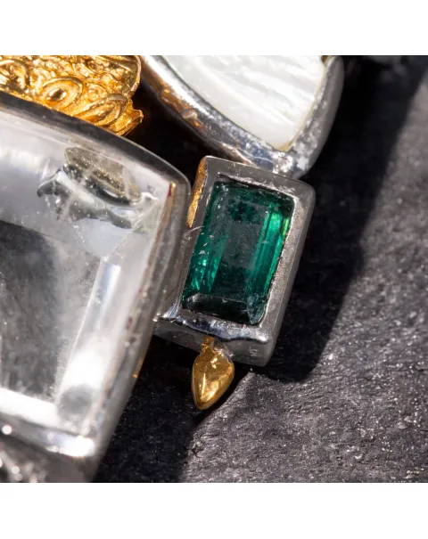 Amuleto Divino in Argento e Oro con Gemme Preziose e Icona del Buddha.