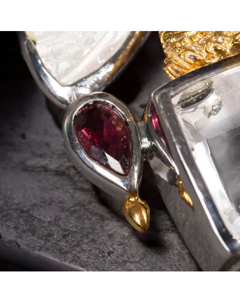 Amuleto Divino in Argento e Oro con Gemme Preziose e Icona del Buddha.