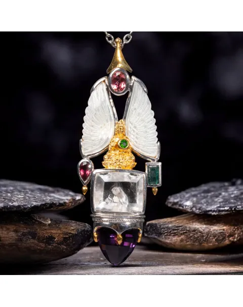 Amuleto Divino in Argento e Oro con Gemme Preziose e Icona del Buddha.