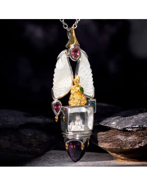 Amuleto Divino in Argento e Oro con Gemme Preziose e Icona del Buddha.