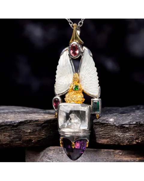 Amuleto Divino in Argento e Oro con Gemme Preziose e Icona del Buddha.
