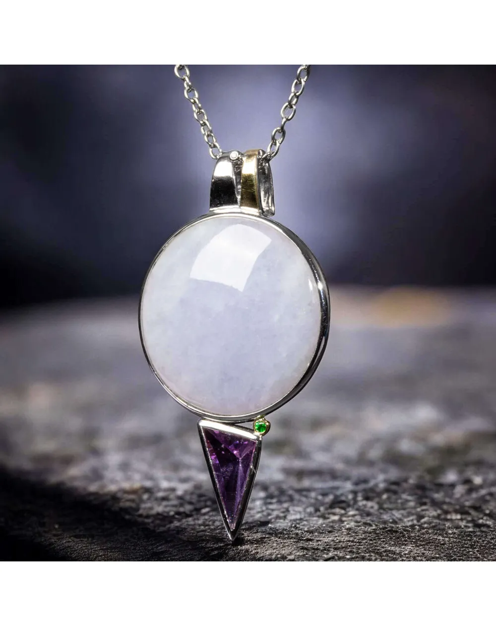 Eterna Armonia: Ciondolo in Giada Lavanda, Ametista e Smeraldo.