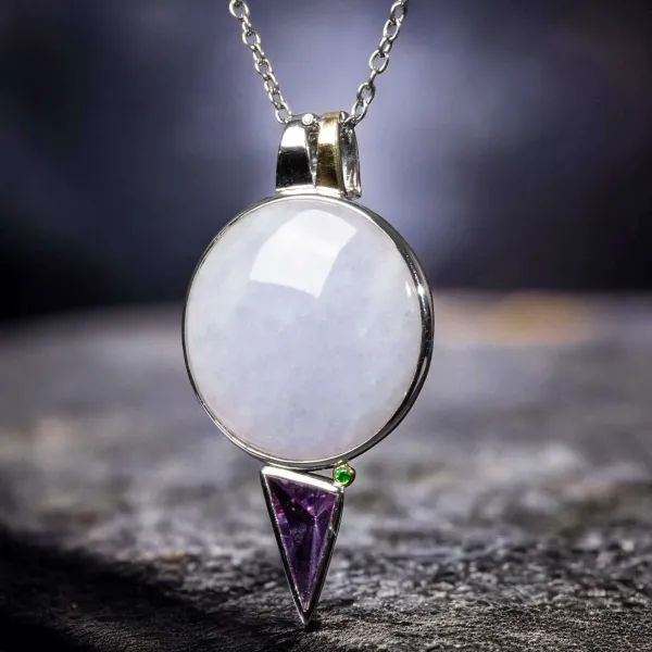 Eterna Armonia: Ciondolo in Giada Lavanda, Ametista e Smeraldo.