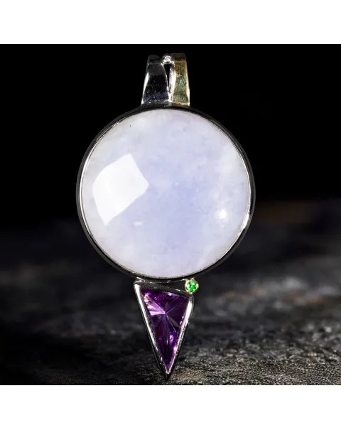 Eterna Armonia: Ciondolo in Giada Lavanda, Ametista e Smeraldo.