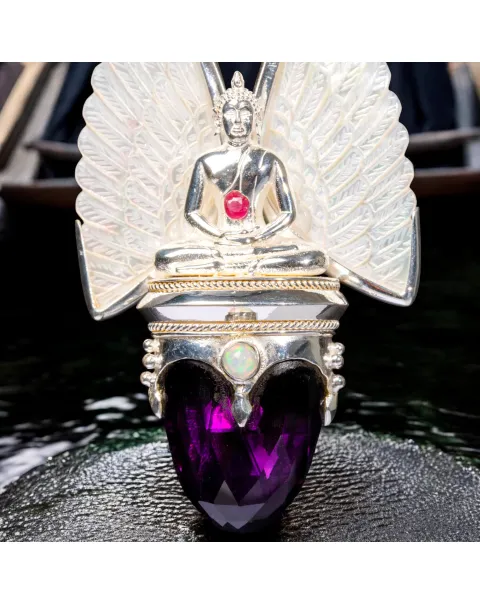 Gioiello Buddha: Argento e Oro con Opali, Rubino e Ametista.