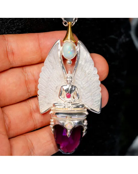 Gioiello Buddha: Argento e Oro con Opali, Rubino e Ametista.