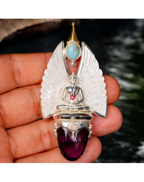 Gioiello Buddha: Argento e Oro con Opali, Rubino e Ametista.