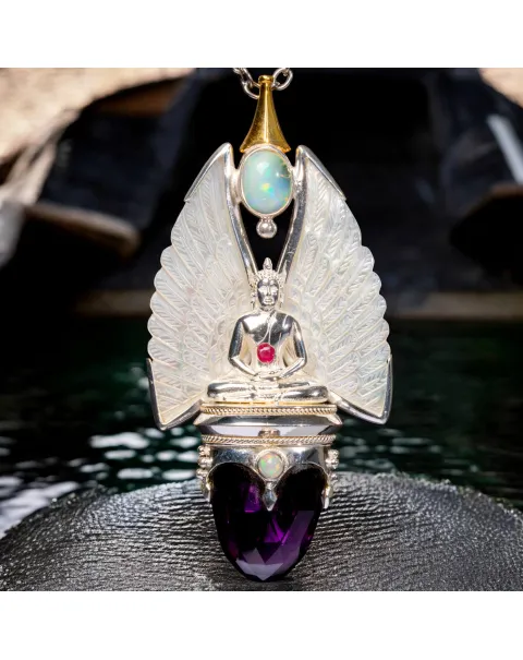 Gioiello Buddha: Argento e Oro con Opali, Rubino e Ametista.