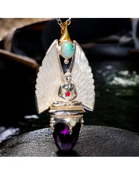 Gioiello Buddha: Argento e Oro con Opali, Rubino e Ametista.