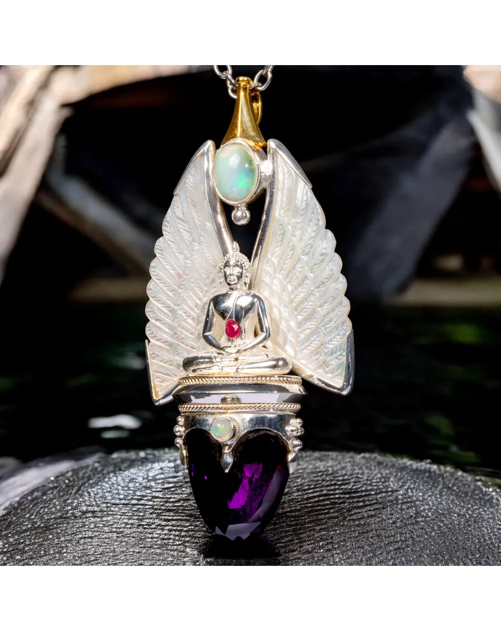 Gioiello Buddha: Argento e Oro con Opali, Rubino e Ametista.
