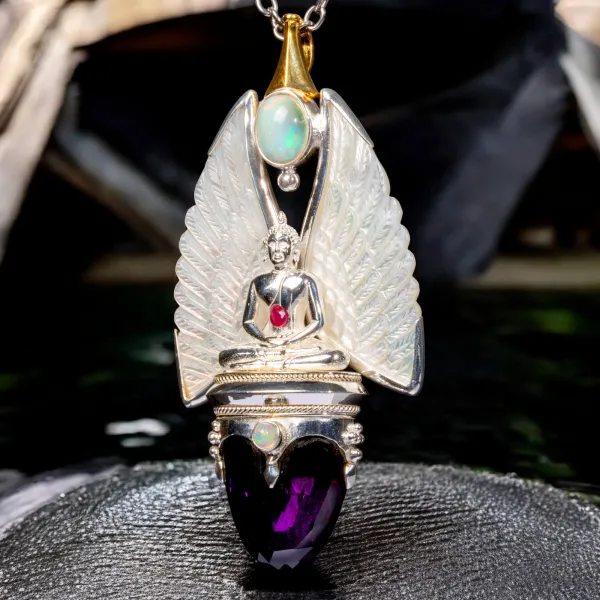 Gioiello Buddha: Argento e Oro con Opali, Rubino e Ametista.