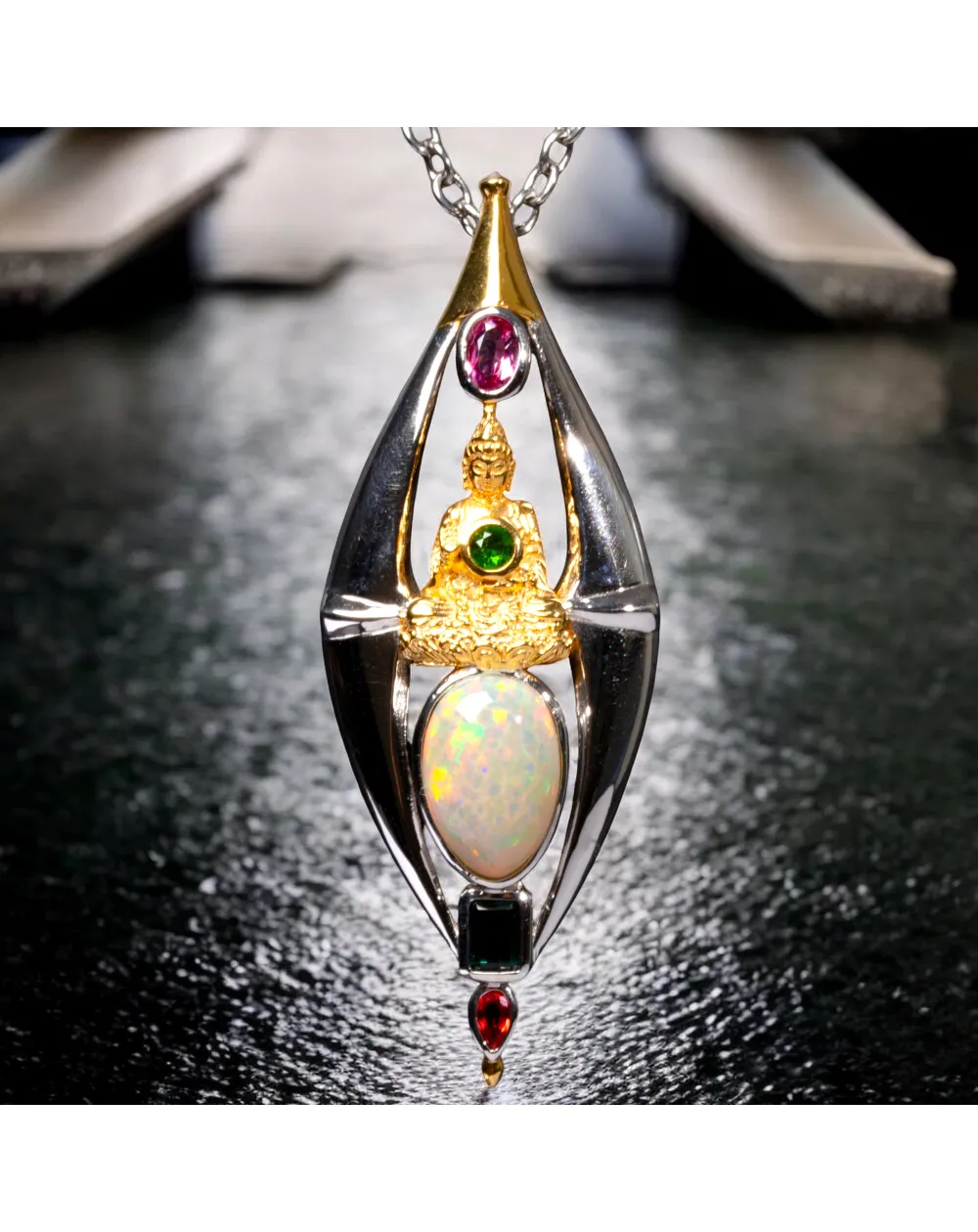 Ciondolo Buddha: Oro e Argento con Gemme Rare e Preziose.