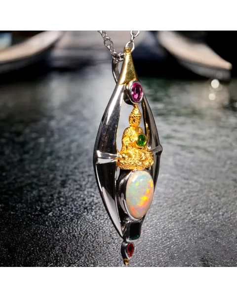 Ciondolo Buddha: Oro e Argento con Gemme Rare e Preziose.