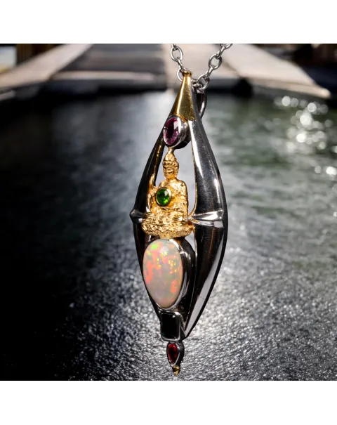 Ciondolo Buddha: Oro e Argento con Gemme Rare e Preziose.
