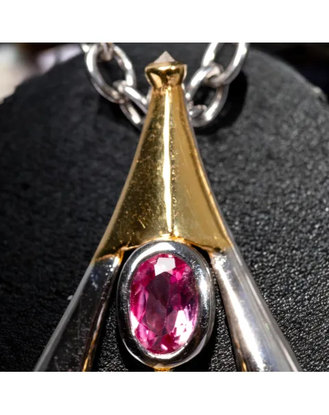 Ciondolo Buddha: Oro e Argento con Gemme Rare e Preziose.