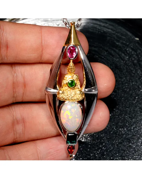 Ciondolo Buddha: Oro e Argento con Gemme Rare e Preziose.