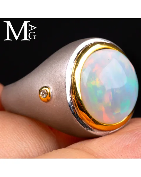 Raffinato anello in opale etiope, argento, oro e diamante.