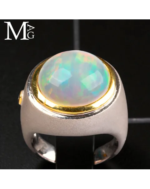 Raffinato anello in opale etiope, argento, oro e diamante.