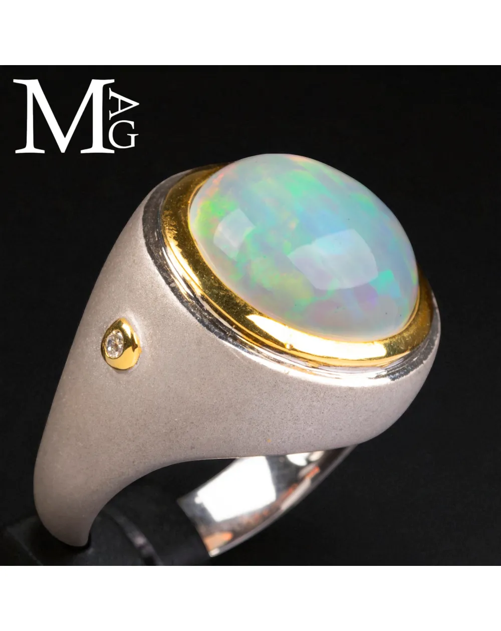 Raffinato anello in opale etiope, argento, oro e diamante.