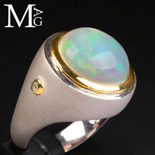 Raffinato anello in opale etiope, argento, oro e diamante.