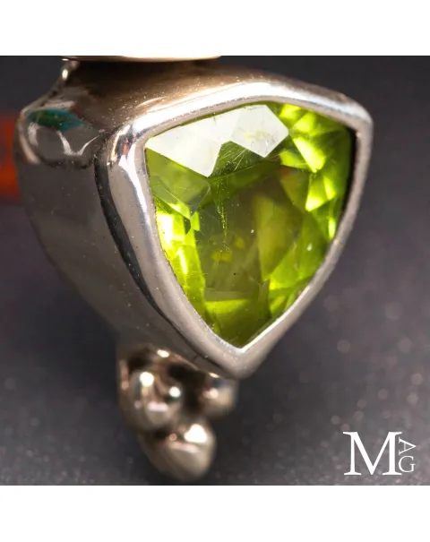 Orecchini in argento con quarzo citrino trillion e peridoto naturale.