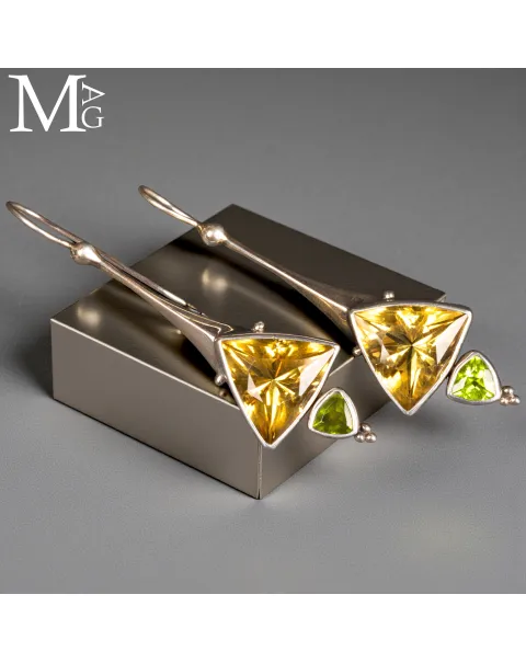 Orecchini in argento con quarzo citrino trillion e peridoto naturale.