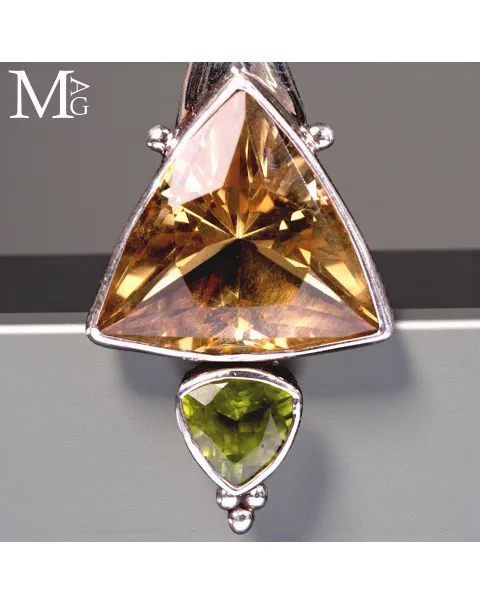 Orecchini in argento con quarzo citrino trillion e peridoto naturale.